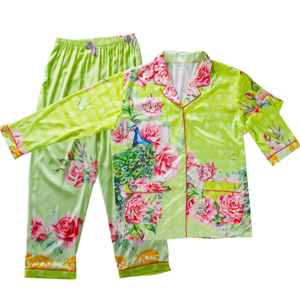 PHM0002 金緻玫瑰家居服套裝是一款精緻的高品質居家服,採用柔軟的布料製成,設計典雅大方,為您的居家生活增添一份奢華感。這款家居服的設計靈感來自玫瑰的優雅與高貴,細節處理精緻,讓您在家中也能感受到舒適與高雅並存的生活品味。