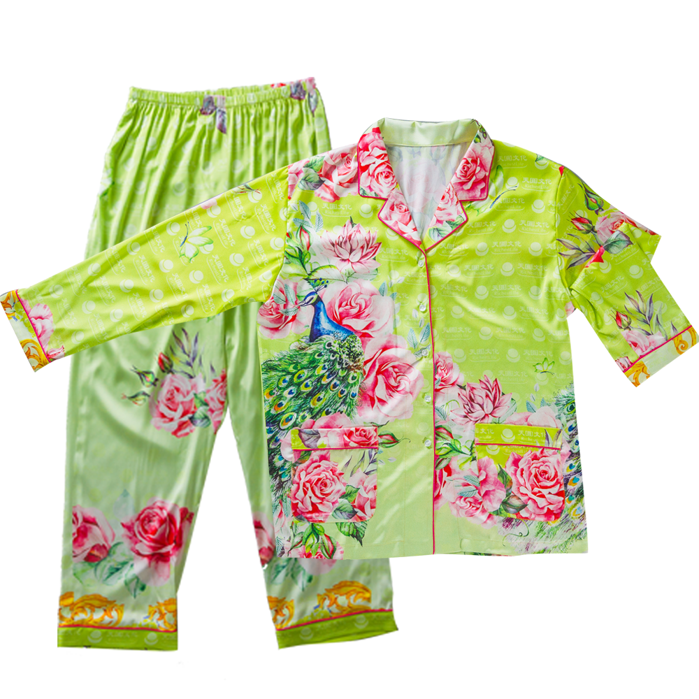 金緻玫瑰家居服套裝是一款精緻的高品質居家服，採用柔軟的布料製成，設計典雅大方，為您的居家生活增添一份奢華感。這款家居服的設計靈感來自玫瑰的優雅與高貴，細節處理精緻，讓您在家中也能感受到舒適與高雅並存的生活品味。