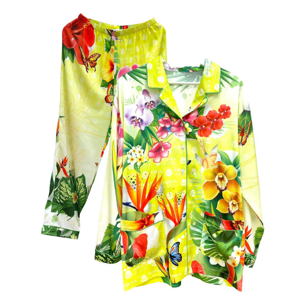 PHM0005 晶彩一身居家服套裝採用高品質的材質製作,設計簡約卻不失優雅,注重細節,為居家生活提供了舒適與美感的完美結合。這款居家服柔軟透氣,適合長時間穿著,讓您無論是在家中放鬆還是休閒活動中,都能享受輕鬆愉快的時光。