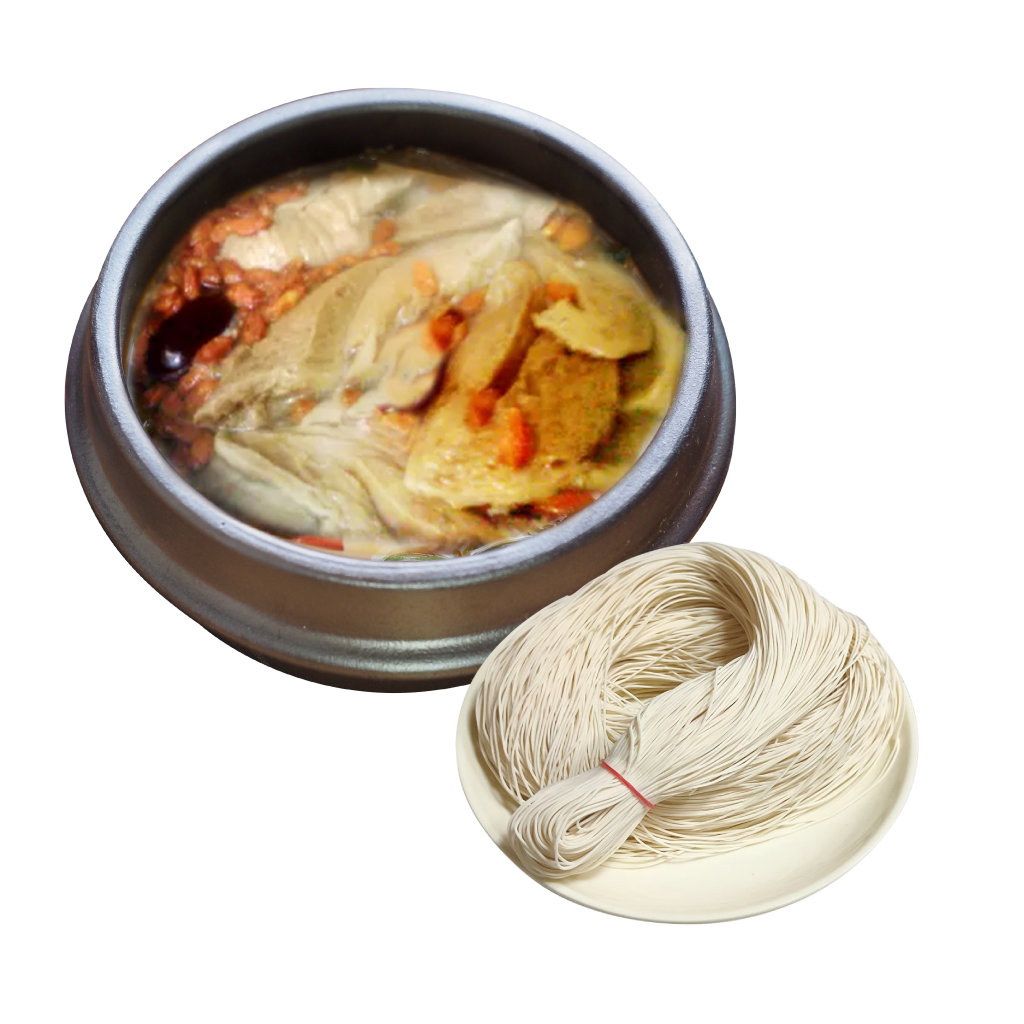 晶鑽薑母鴨(素)是一款全素的滋補料理,採用多種天然食材,如皮絲、素鴨肉、杏鮑菇、竹腸、豆角和高麗菜,搭配薑、枸杞、當歸等養生材料,精心熬製而成。這道料理在還原傳統薑母鴨風味的同時,以素食方式呈現,適合素食者和關注健康飲食的人士享用。