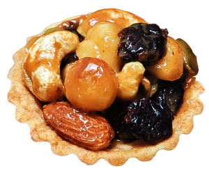 天圓金緻堅果塔以酥脆的塔皮為基底，結合多種堅果的天然香氣，口感紮實豐富。塔皮鬆脆而不油膩，蜂蜜的甜度適中，與奶油香完美融合，使整體口感更加圓潤。杏仁和夏威夷豆的濃香，配合蔓越莓的微酸，讓味蕾層層跳動，充滿驚喜。這款甜點不僅僅是口感的享受，更是心靈的撫慰，給你忙碌生活中的小確幸。